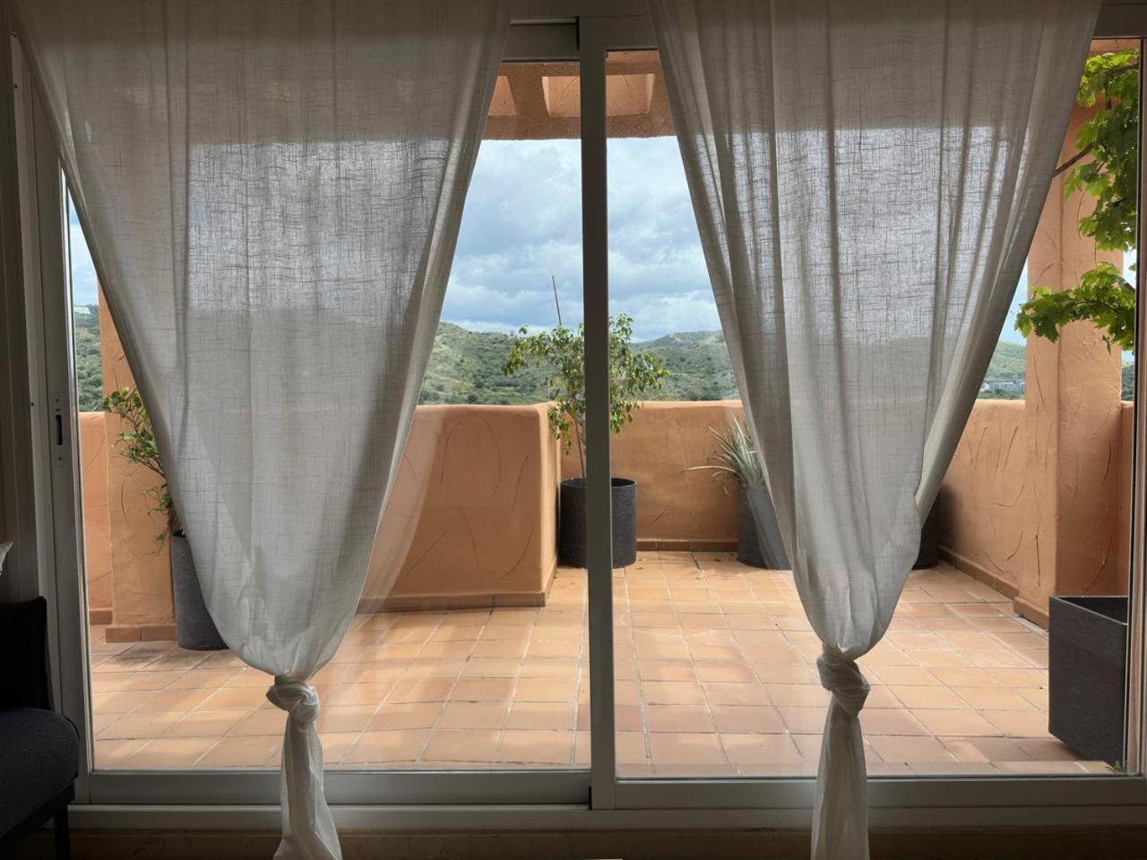 Elegant Penthouse - Panoramic Sea Views *